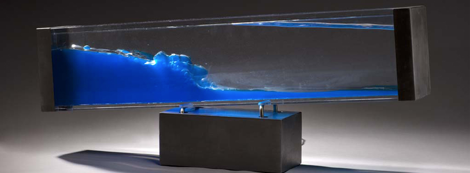 La Vague • Module à oscillation et liquide bleu en métal et plexiglas.